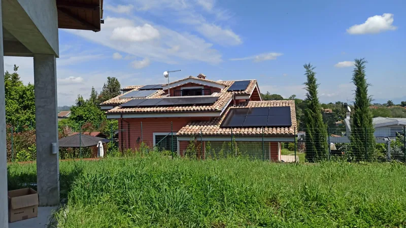 Abitazione con pannelli fotovoltaici installati sulle falde del tetto