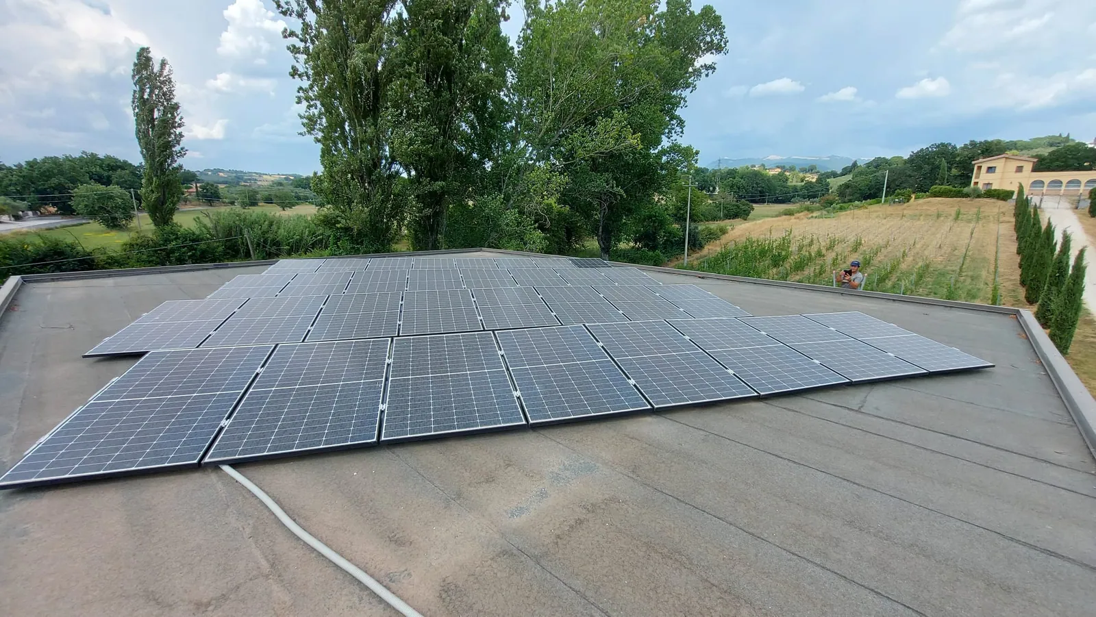 Pannelli fotovoltaici installati da Elettrica Ferretti su una copertura piana
