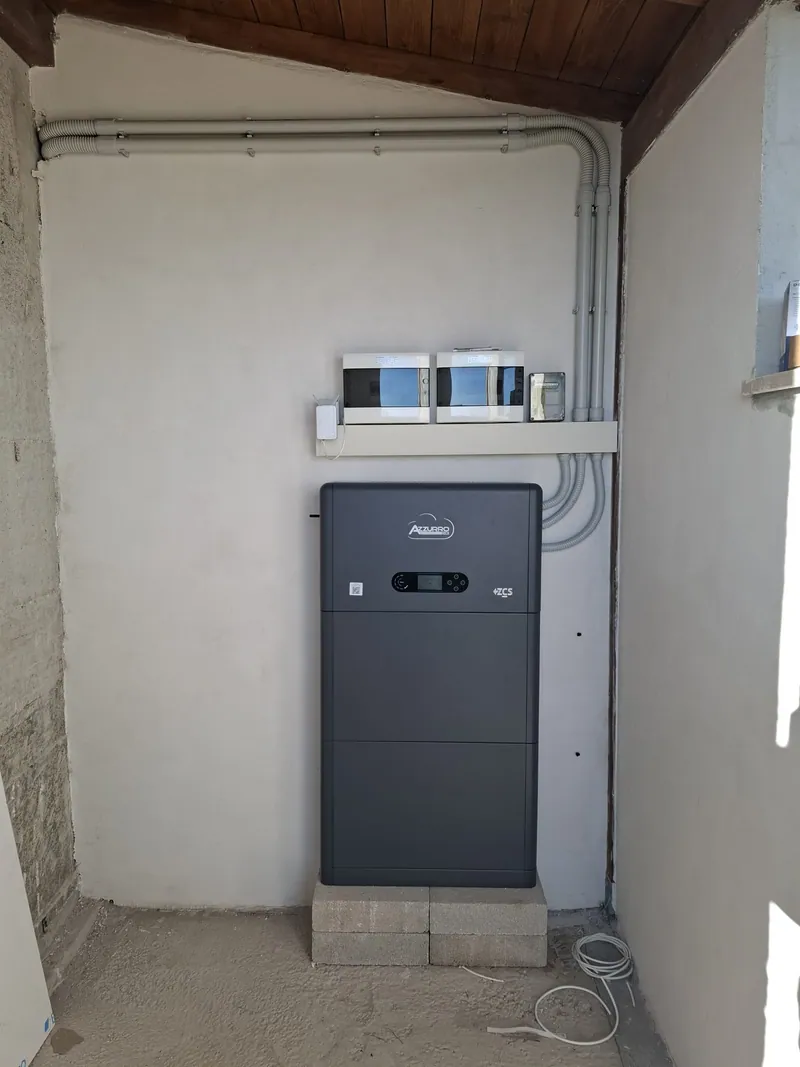 Sistema di accumulo con quadri elettrici e canalizzazioni installati a parete