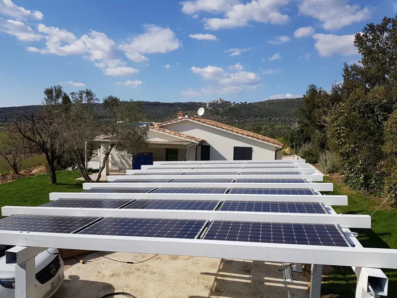 Pannelli fotovoltaici su una struttura a tettoia bianca